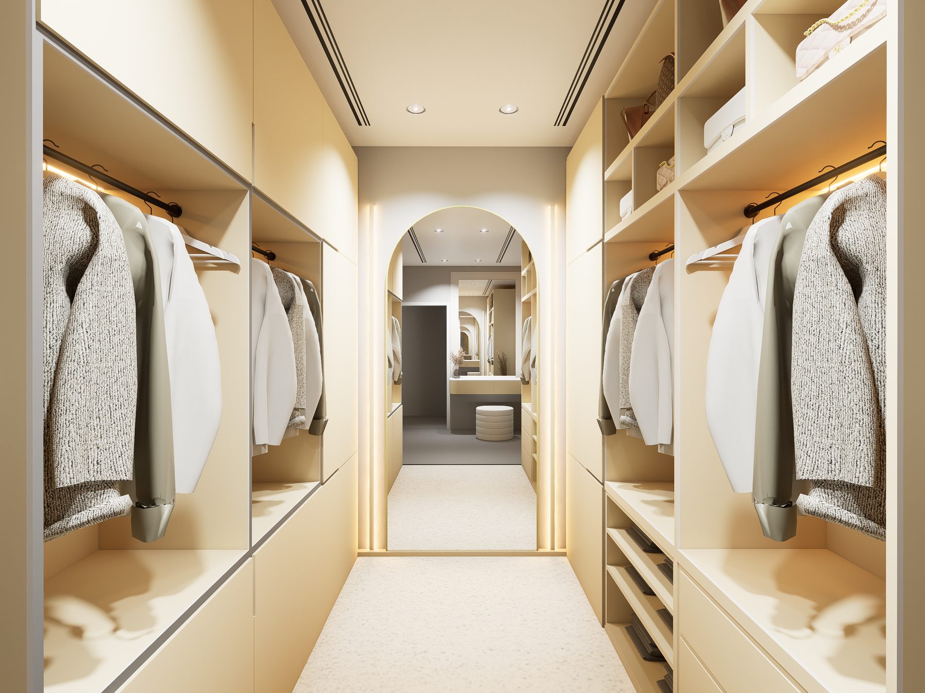 Lorong walk-in closet mewah dengan nuansa krem lembut